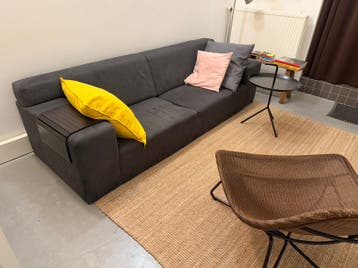 GRATIS. Bank grijze stof 230 cm lengte, rughoogte: 65 cm