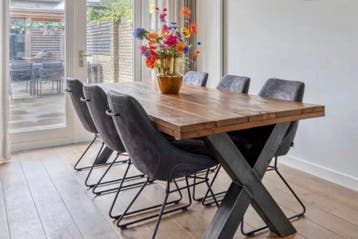 Gratis houten tafel met stalen poten