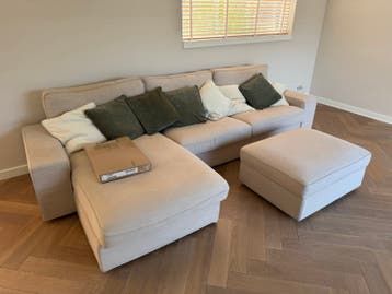 Gratis: Zandkleurige driezitsbank met chaise longue