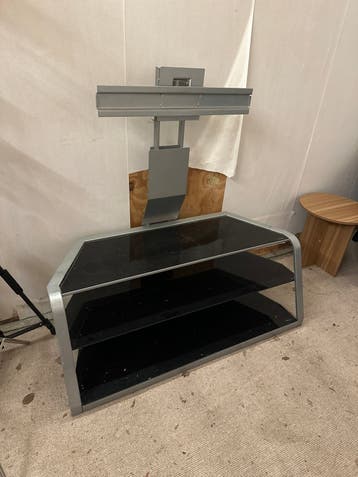 TV-meubel met glazen planken en wandbeugel