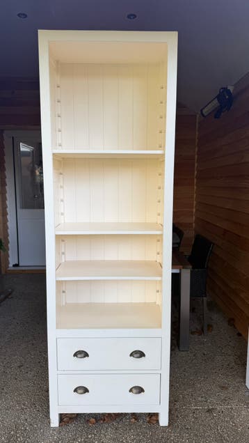 Wit houten boekenkast