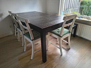 gratis: eettafel, 2 bankjes en 2 stoelen