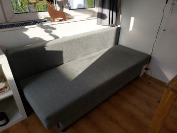 Grijze slaapbank met opbergruimte