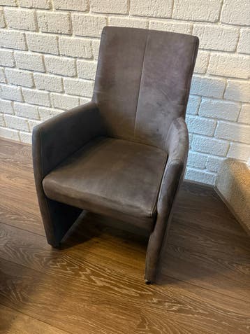 Gratis eetkamerstoelen (4 stuks + evt. 2 matchende stoelen)