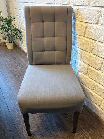 Gratis eetkamerstoelen (2 stuks + evt. 4 matchende stoelen)