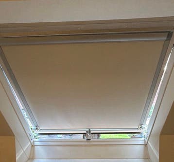 2 stuks velux rolgordijn (gratis)