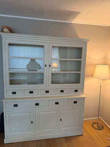 Mooi wit dressoir met vitrinekast  geredv voor KeesJan !!