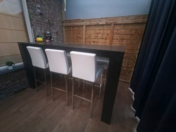 Hoge bartafel met 3 krukken - perfecte staat