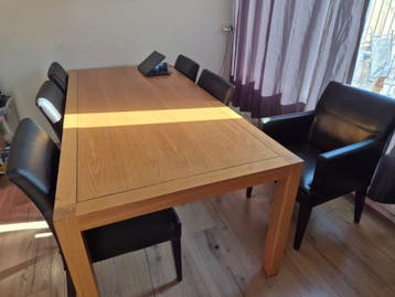 Eikenhouten eettafel met 6 leren stoelen