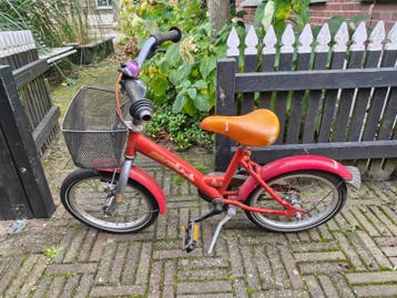 Rode kinderfiets met mandje